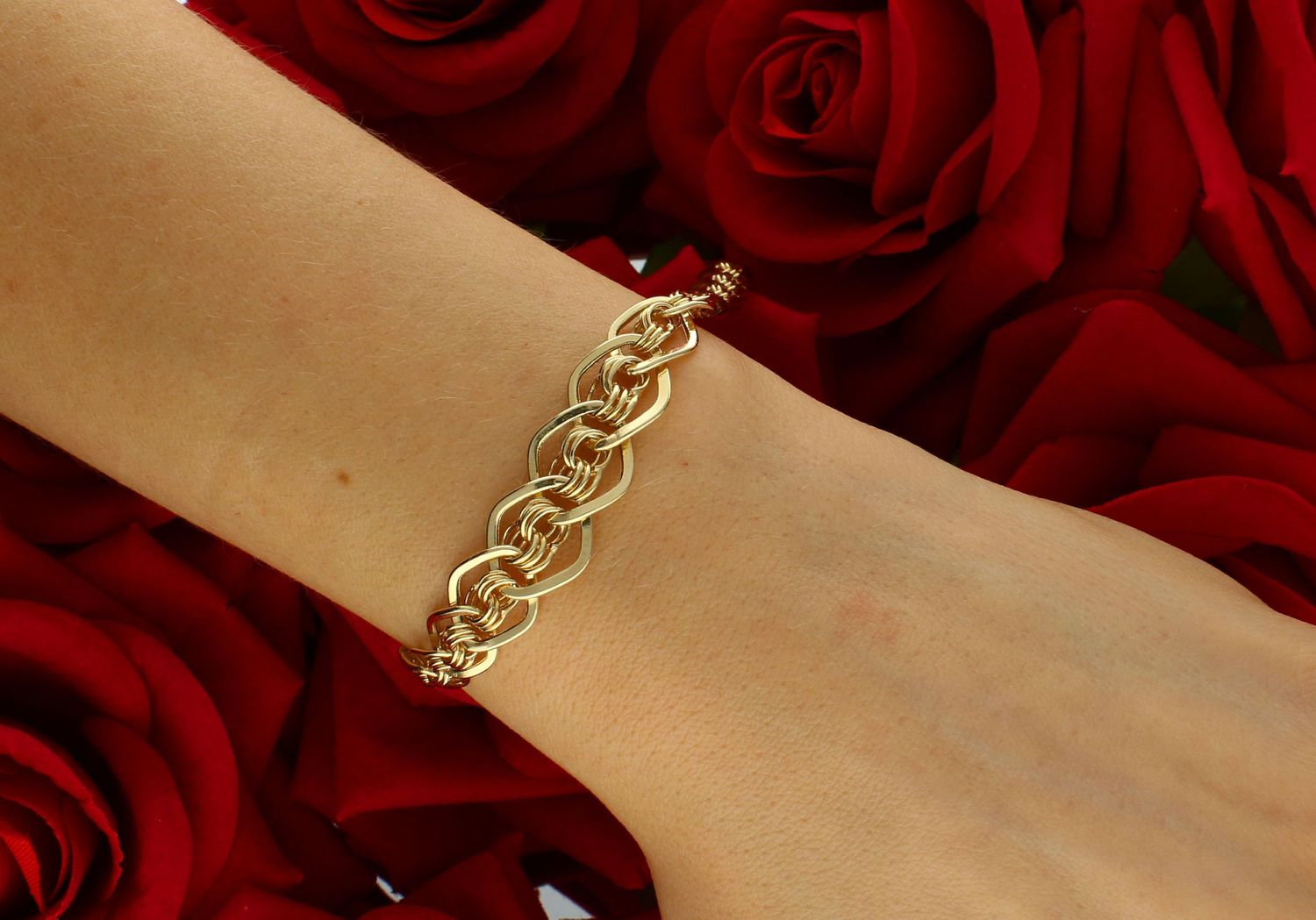 Bransoletka złota damska pr 585, DIA-BRA-10473-585  Złota bransoletka wykonana z 14 karatowego żółtego złota. Bransoletka w oryginalnym wzorze ładnie układającym się na ręce. Bransoletka to idealny pomysł 1.jpg