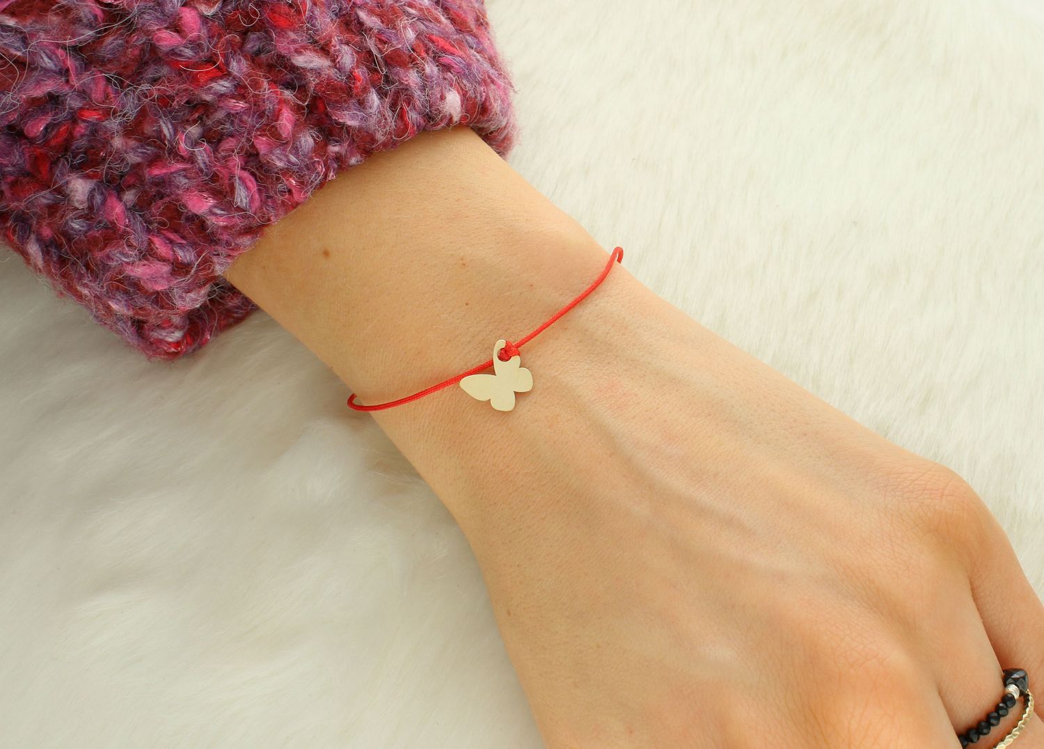 Bransoletka na sznureczku motylek pr 585, DIA-BRA-10499-585 Złota bransoletka na sznureczku z zawieszką motylkiem, wykonana z czerwonego sznurka oraz złota próby 585. Ten typ biżuterii pojawia 1.jpg