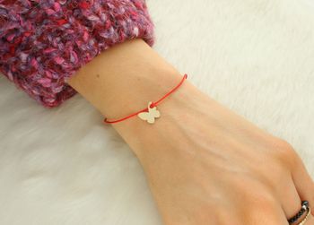 Bransoletka na sznureczku motylek pr 585, DIA-BRA-10499-585 Złota bransoletka na sznureczku z zawieszką motylkiem, wykonana z czerwonego sznurka oraz złota próby 585. Ten typ biżuterii pojawia 2.jpg