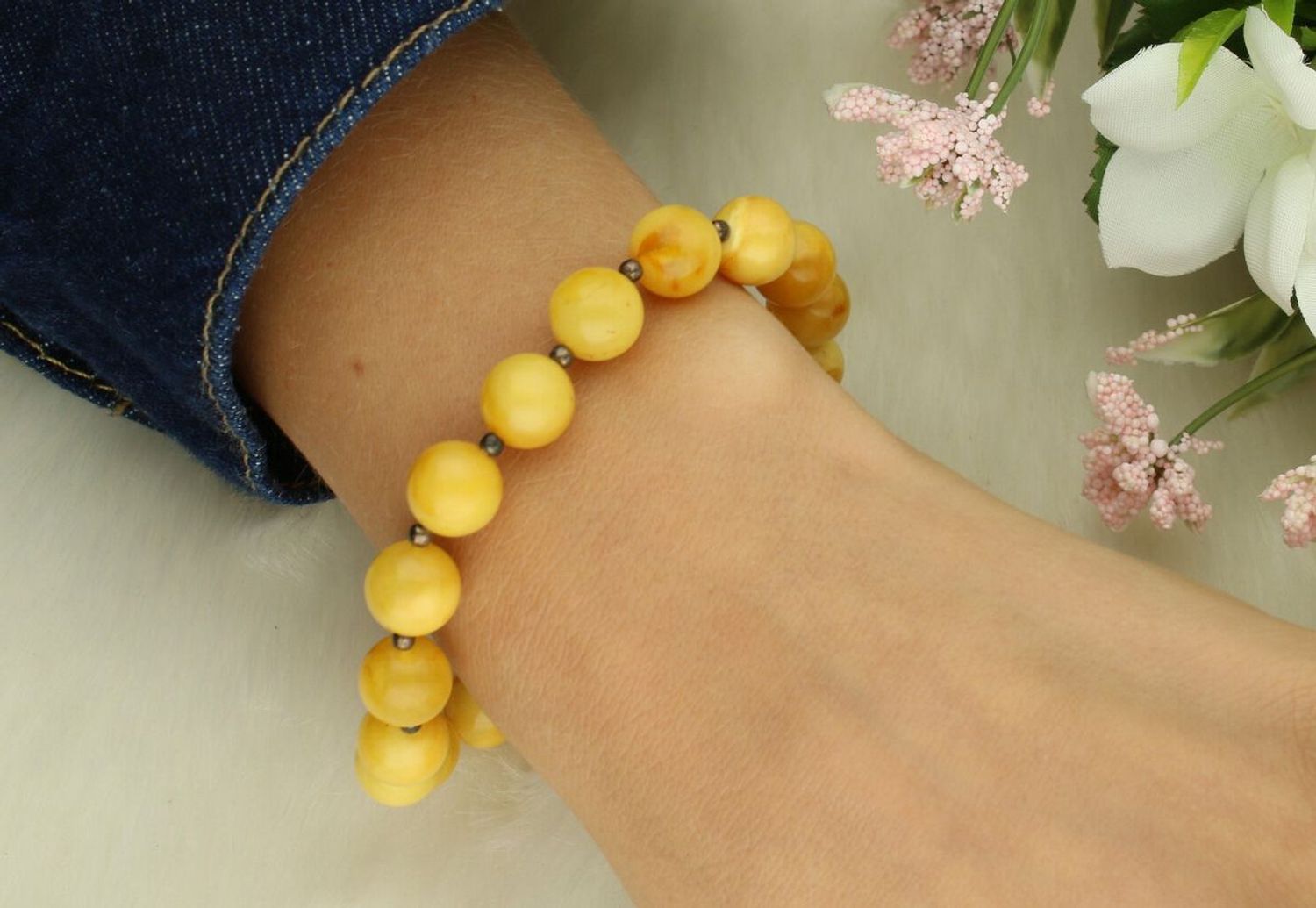 Bransoletka damska srebrna DIA-BRA-10535-925 z okrągłymi bursztynami w żółtym kolorze, średnica kamieni 1,0 cm. Elastyczna gumka, obwód 17 cm. Elegancka i uniwersalna biżuteria idealna 1.jpg