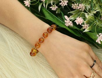 Damska bransoletka z naturalnym bursztynem na elastycznej gumce. Model DIA-BRA-10536-925, obwód 16 cm, waga 9,60 g. Idealna do codziennego noszenia lub na prezent.2.jpg