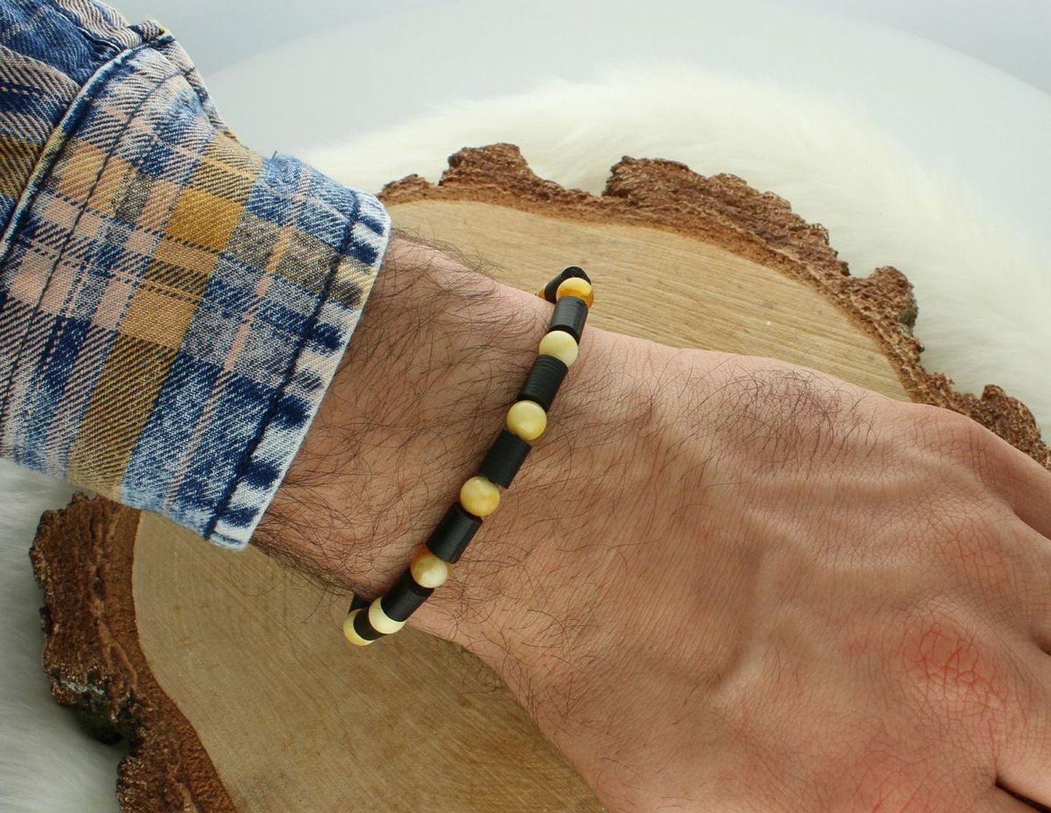 Bransoletka męska z naturalnym bursztynem i drewnem, na elastycznej gumce. Obwód 19 cm, szerokość kamieni 7 mm. Model DIA-BRA-10539-INNE – styl i natura w jednym.1.jpg