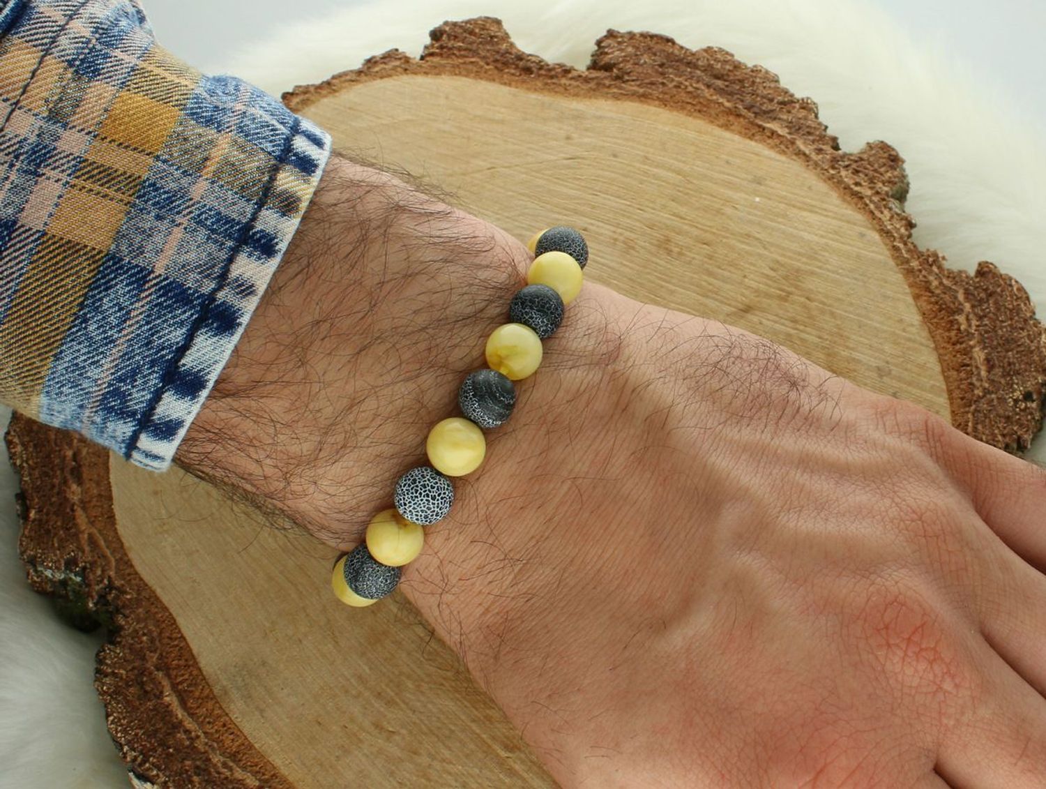 Bransoletka męska z bursztynem i agatem kwasowanym na gumce, model DIA-BRA-10542-INNE. Obwód 17 cm, kamienie o wielkości 1 cm. Stylowy, naturalny dodatek dla mężczyzn.1.jpg