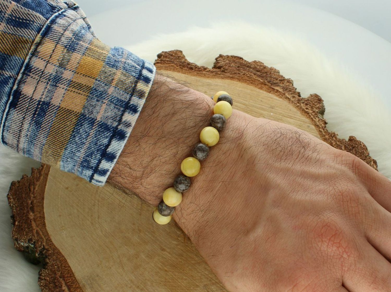 Bransoletka uniwersalna z bursztynem i agatem na gumce. Model DIA-BRA-10546-INNE, obwód 16 cm, kamienie o średnicy 1,0 cm – 0,8 cm. Idealna dla każdego, kto ceni naturalną biżuterię.1.jpg