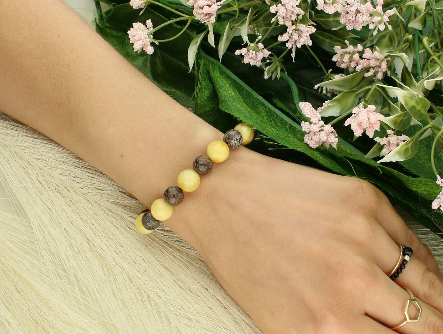 Bransoletka uniwersalna z bursztynem i agatem na gumce. Model DIA-BRA-10546-INNE, obwód 16 cm, kamienie o średnicy 1,0 cm – 0,8 cm. Idealna dla każdego, kto ceni naturalną biżuterię.1.jpg