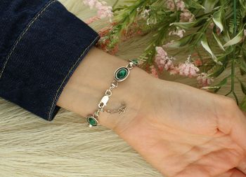 Stylowa srebrna bransoletka z naturalnym zielonym malachitem – próba 925, owalne ogniwa, 18 cm z przedłużką. Idealna dla kobiet ceniących kamienie naturalne i elegancję.3.jpg