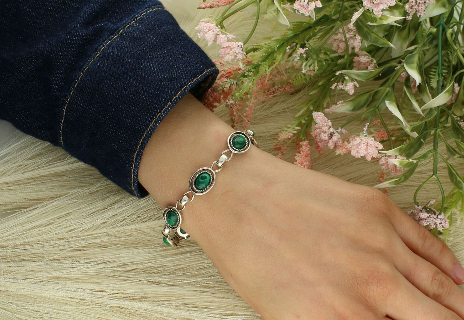 Stylowa srebrna bransoletka z naturalnym zielonym malachitem – próba 925, owalne ogniwa, 18 cm z przedłużką. Idealna dla kobiet ceniących kamienie naturalne i elegancję.1.jpg