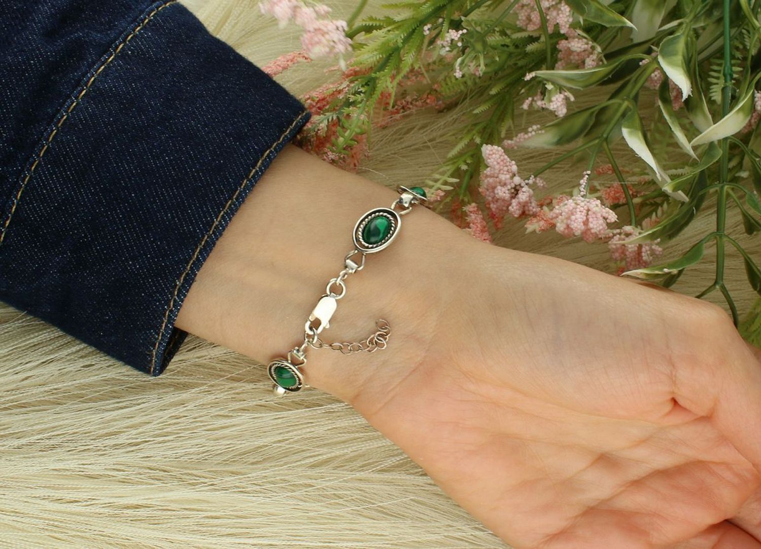 Stylowa srebrna bransoletka z naturalnym zielonym malachitem – próba 925, owalne ogniwa, 18 cm z przedłużką. Idealna dla kobiet ceniących kamienie naturalne i elegancję.1.jpg