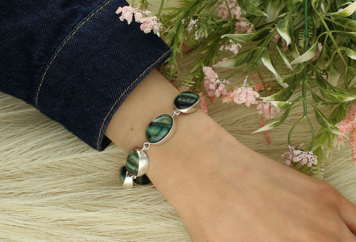 Srebrna bransoletka damska z naturalnym labradorytem – szerokość 1,4 cm, długość 19 cm, waga 26 g. Oryginalna biżuteria z duszą dla kobiet ceniących elegancję i moc kamieni.1.jpg