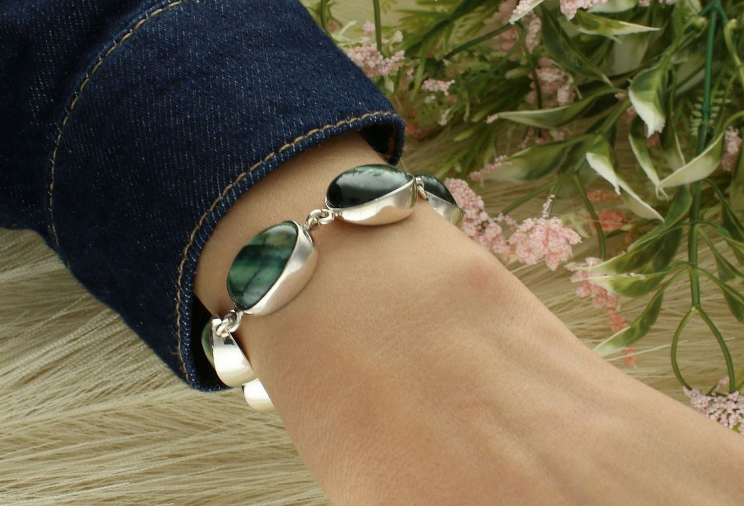 Srebrna bransoletka damska z naturalnym labradorytem – szerokość 1,4 cm, długość 19 cm, waga 26 g. Oryginalna biżuteria z duszą dla kobiet ceniących elegancję i moc kamieni.1.jpg