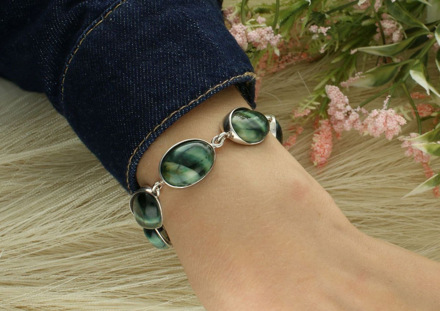 Srebrna bransoletka damska z naturalnym labradorytem – szerokość 1,4 cm, długość 19 cm, waga 26 g. Oryginalna biżuteria z duszą dla kobiet ceniących elegancję i moc kamieni.1.jpg