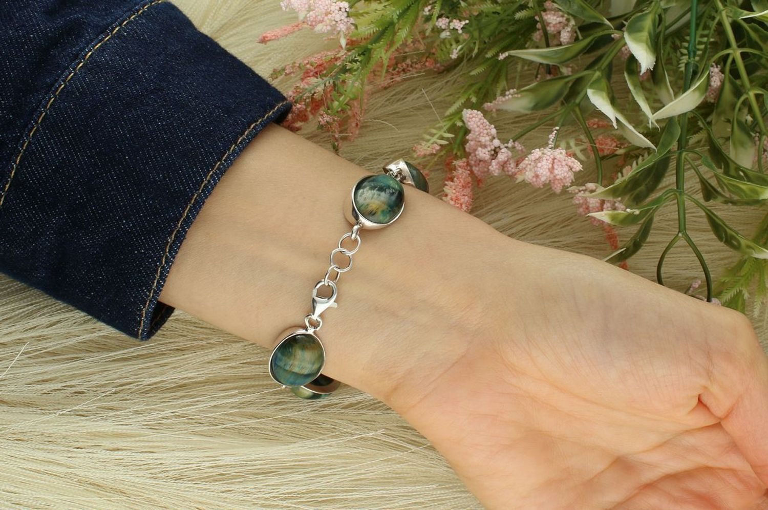 Srebrna bransoletka damska z naturalnym labradorytem – szerokość 1,4 cm, długość 19 cm, waga 26 g. Oryginalna biżuteria z duszą dla kobiet ceniących elegancję i moc kamieni.1.jpg