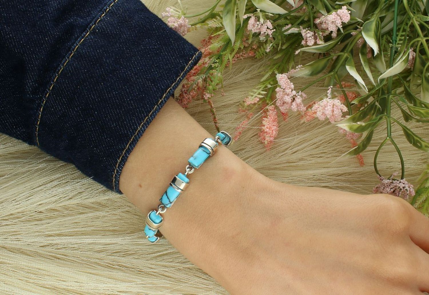 Damska bransoletka srebrna próby 925 z naturalnymi turkusami. Długość 20 cm z regulacją do 21 cm. Elegancki design z prostokątnymi ogniwami – 14,80 g srebra.1.jpg