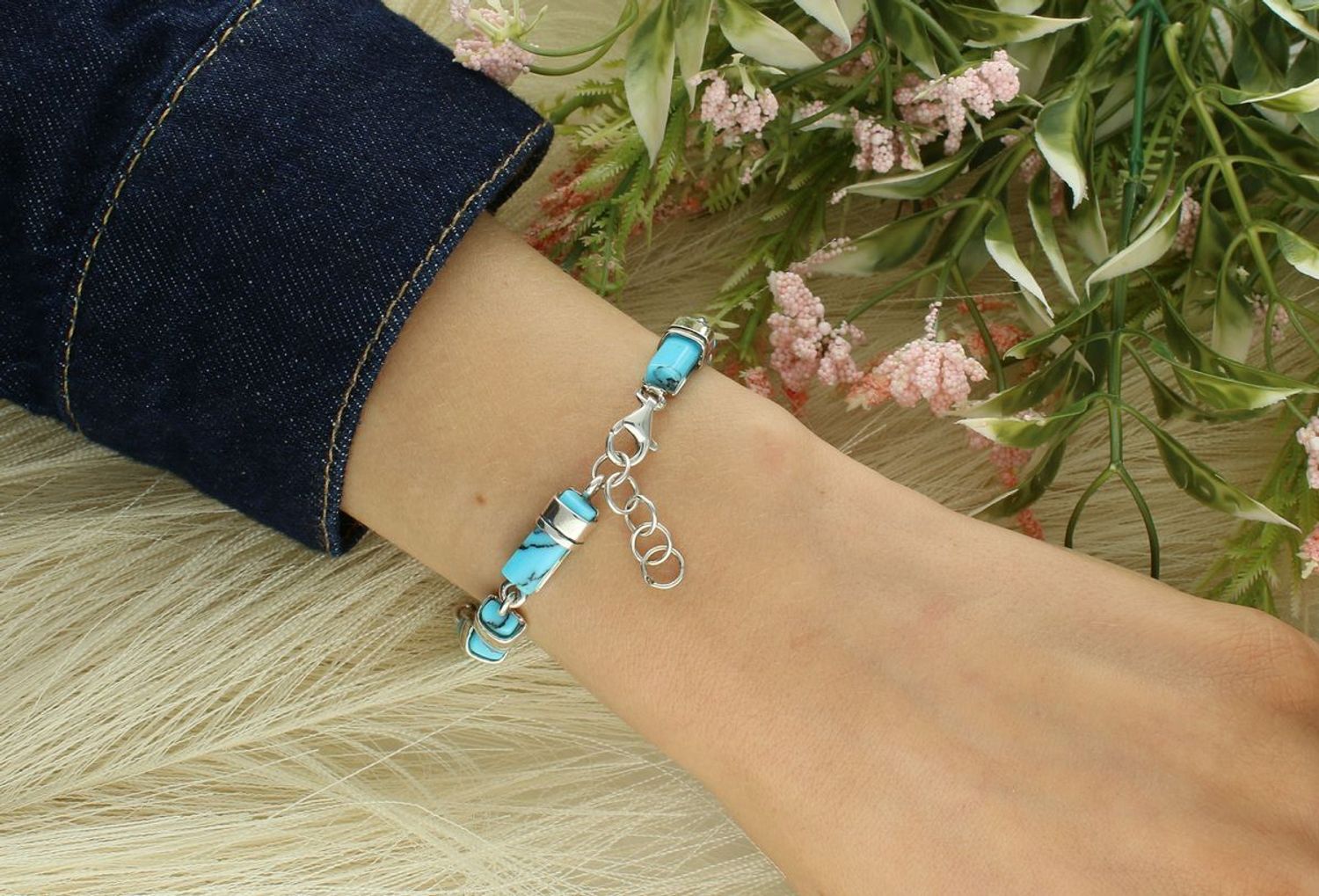 Damska bransoletka srebrna próby 925 z naturalnymi turkusami. Długość 20 cm z regulacją do 21 cm. Elegancki design z prostokątnymi ogniwami – 14,80 g srebra.1.jpg