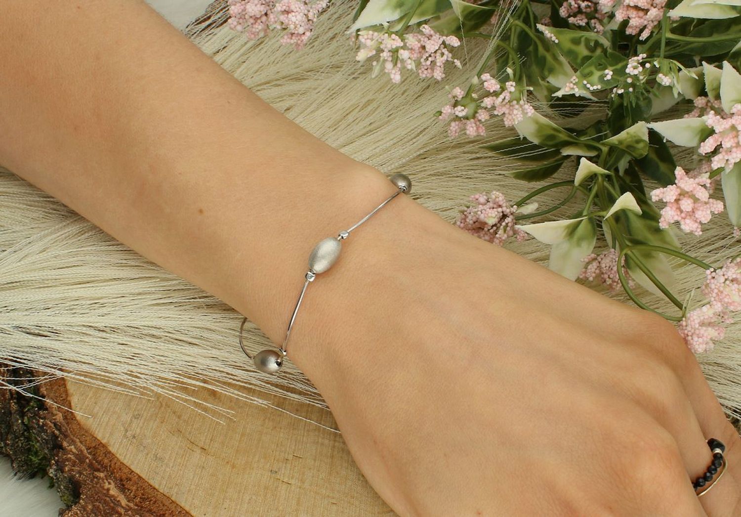 Srebrna bransoletka z czterema owalnymi elementami, próba 925. Regulowana długość 18+3 cm, zapięcie na karabińczyk, lekka i elegancka. Model DIA-BRA-10597-925.1.jpg