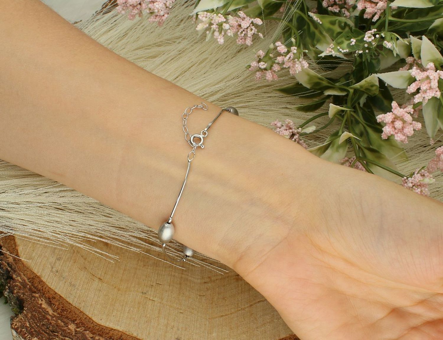 Srebrna bransoletka z czterema owalnymi elementami, próba 925. Regulowana długość 18+3 cm, zapięcie na karabińczyk, lekka i elegancka. Model DIA-BRA-10597-925.1.jpg