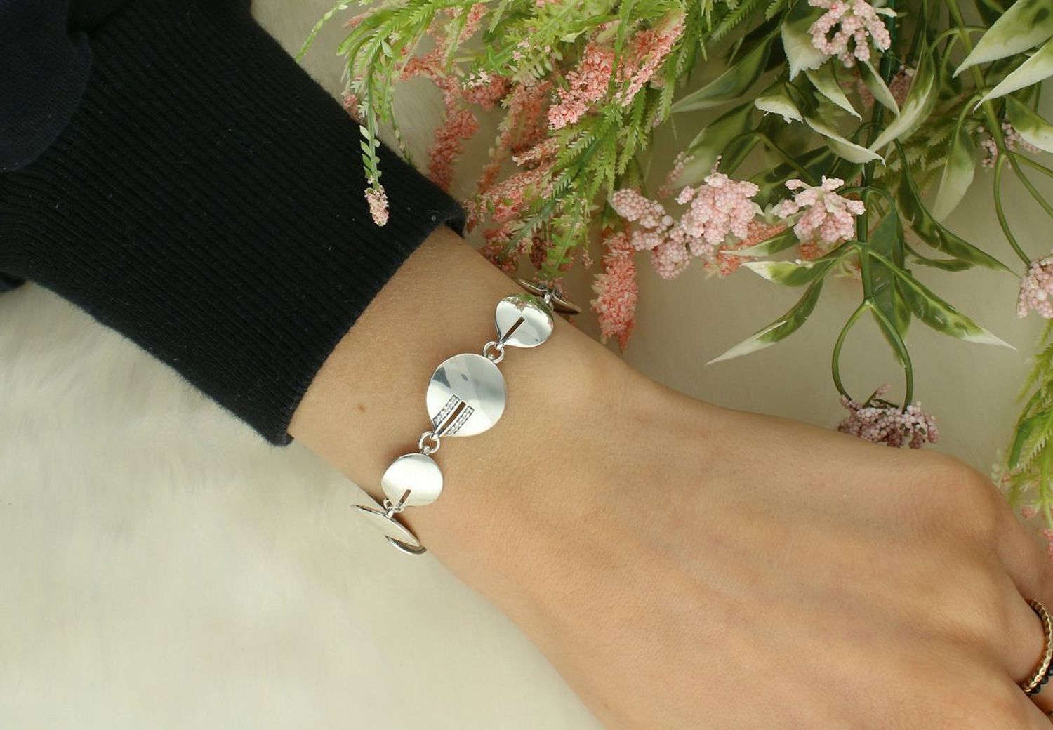 Srebrna bransoletka z gładkich elementów z akcentem z cyrkonii DIA-BRA-10741-925Wyrafinowana i stylowa – ta srebrna bransoletka to idealne połączenie klasycznej formy z subtelnym blaskiem. 1.jpg