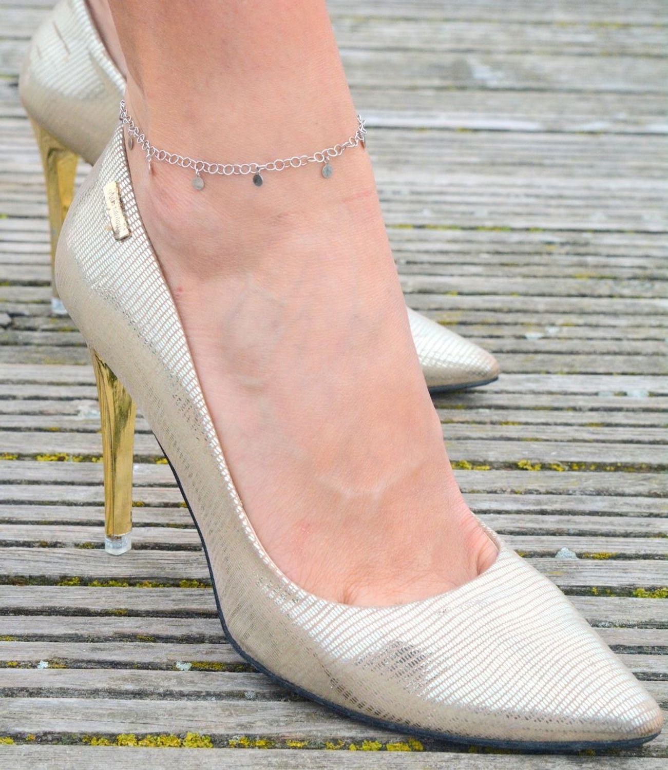 Bransoletka damska na nogę z okrągłymi blaszkami próba 925, DIA-BRA-10809-925 Elegancka bransoletka damska na nogę wykonana z wysokiej jakości srebra próby 925, model z okrągłymi wiszącymi 1.jpg