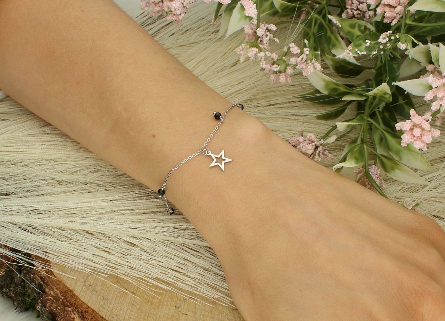 Damska bransoletka ze srebra Ag 925 z gwiazdką i czarnymi kryształkami. Regulowana długość 17–20 cm. Lekka, subtelna i pełna blasku. Model DIA-BRA-10811-925.1.jpg