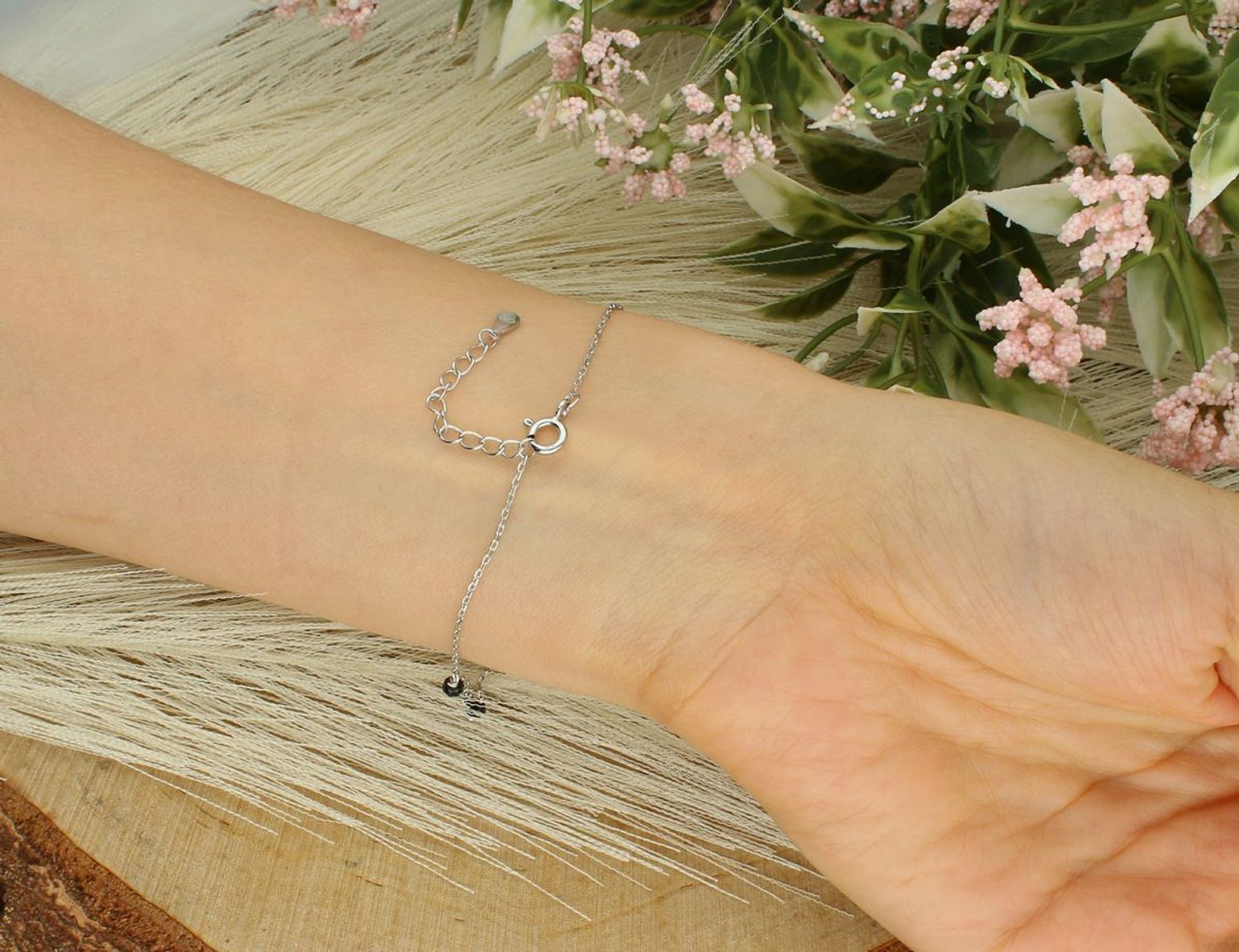 Damska bransoletka ze srebra Ag 925 z gwiazdką i czarnymi kryształkami. Regulowana długość 17–20 cm. Lekka, subtelna i pełna blasku. Model DIA-BRA-10811-925.1.jpg