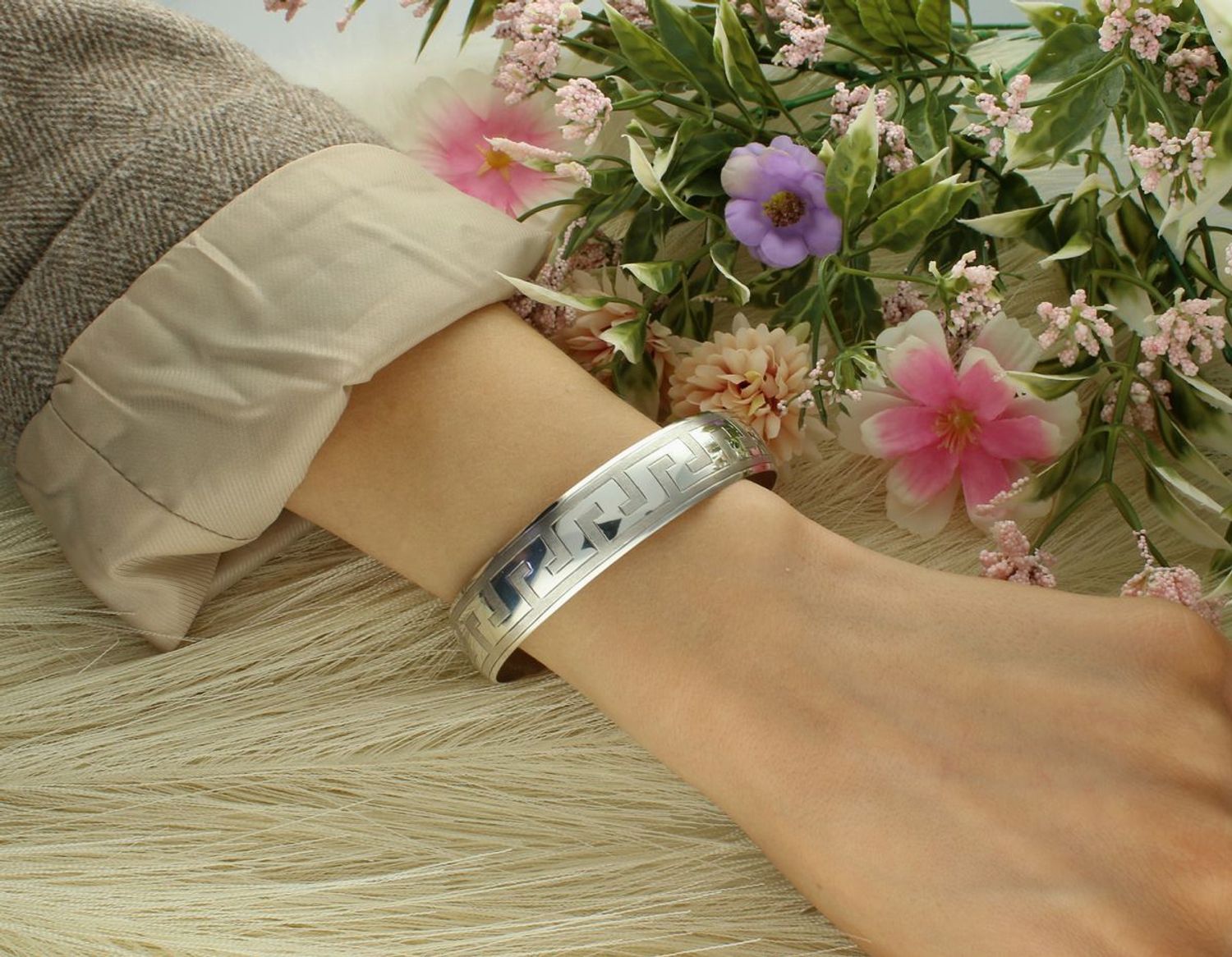 Srebrna bransoletka damska 925 Sztywna otwarta z drogą grecką. DIA-BRA-10816-925 Elegancka bransoletka srebrna o sztywnym, otwartym designie, ozdobiona wzorem drogi greckiej.1.jpg