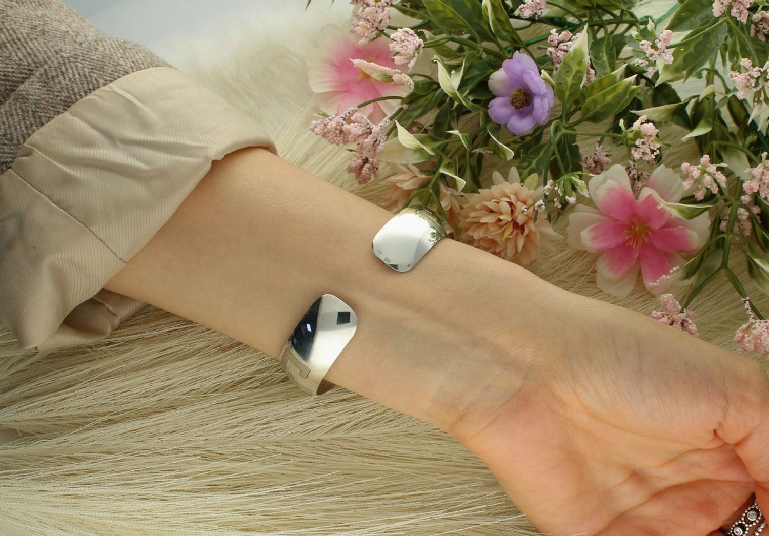 Srebrna bransoletka damska 925 Sztywna otwarta z drogą grecką. DIA-BRA-10816-925 Elegancka bransoletka srebrna o sztywnym, otwartym designie, ozdobiona wzorem drogi greckiej.1.jpg