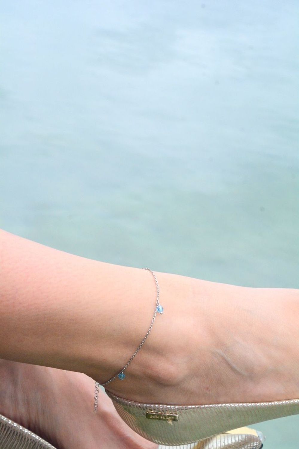 Srebrna bransoletka na nogę z trzema niebieskimi kryształkami. Długość 21 + 5 cm, waga 2,00 g. Zapięcie na karabińczyk. Idealna na lato i wakacje.1.jpg