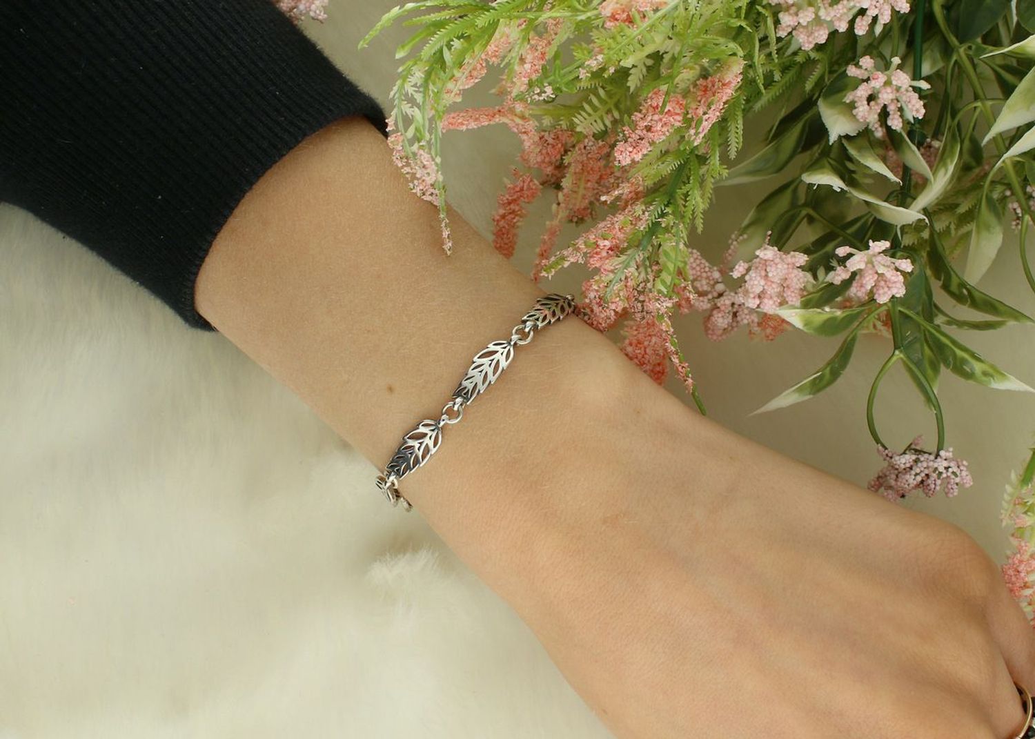 Bransoletka damska z listkami ze srebra próby 925 o długości 19 cm + 3 cm, wadze 7,10 g i zapięciu na karabińczyk. Elegancki dodatek na każdą okazję.1.jpg