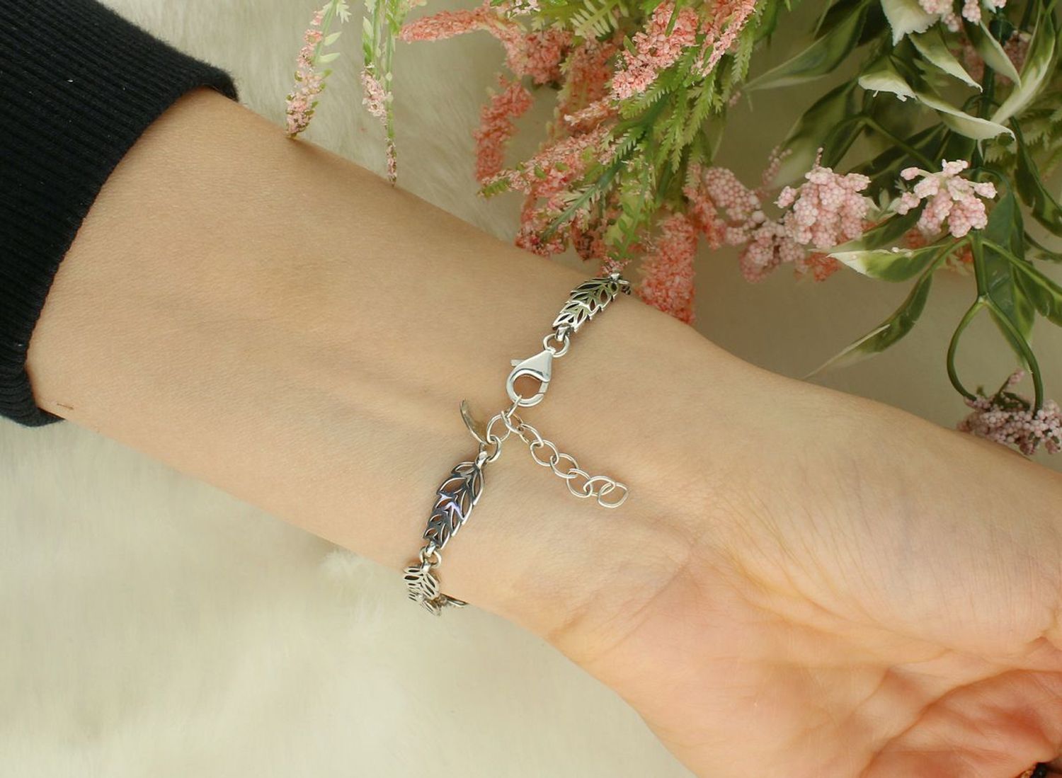 Bransoletka damska z listkami ze srebra próby 925 o długości 19 cm + 3 cm, wadze 7,10 g i zapięciu na karabińczyk. Elegancki dodatek na każdą okazję.1.jpg