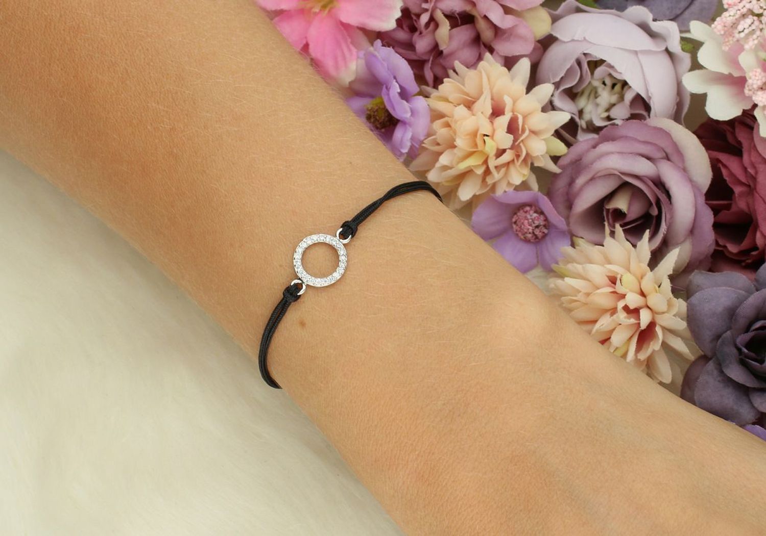 Delikatna bransoletka damska ze srebra 925 z czarnym sznureczkiem i okrągłą zawieszką z cyrkonią (1 cm). Długość 16 cm + 3 cm, zapięcie ściągane. Model DIA-BRA-10830-925 – lekka i 1.jpg
