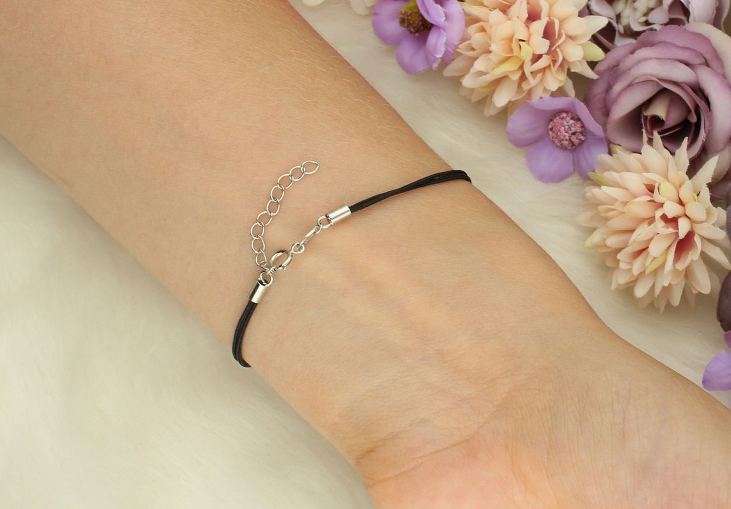 Delikatna bransoletka damska ze srebra 925 z czarnym sznureczkiem i okrągłą zawieszką z cyrkonią (1 cm). Długość 16 cm + 3 cm, zapięcie ściągane. Model DIA-BRA-10830-925 – lekka i 1.jpg