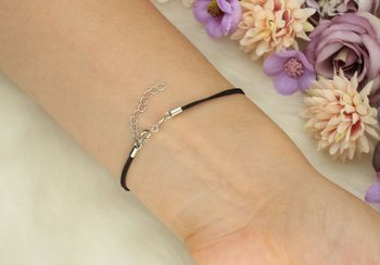 Delikatna bransoletka damska ze srebra 925 z czarnym sznureczkiem i okrągłą zawieszką z cyrkonią (1 cm). Długość 16 cm + 3 cm, zapięcie ściągane. Model DIA-BRA-10830-925 – 3.jpg