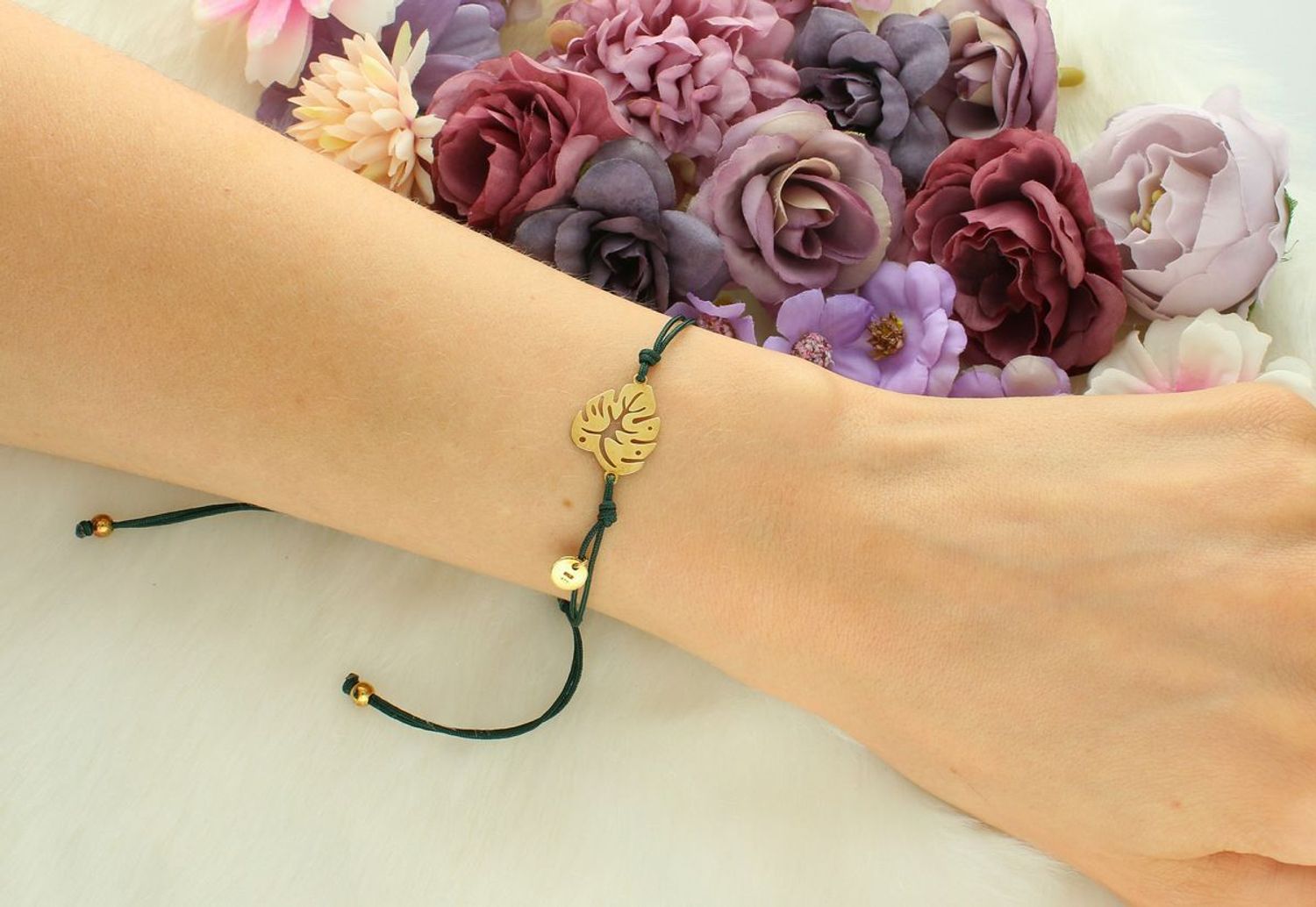 Pozłacana bransoletka srebrna 925 na zielonym sznurku z zawieszką w kształcie liścia. Regulowana długość, waga 1,30 g. Stylowy i symboliczny dodatek1.jpg