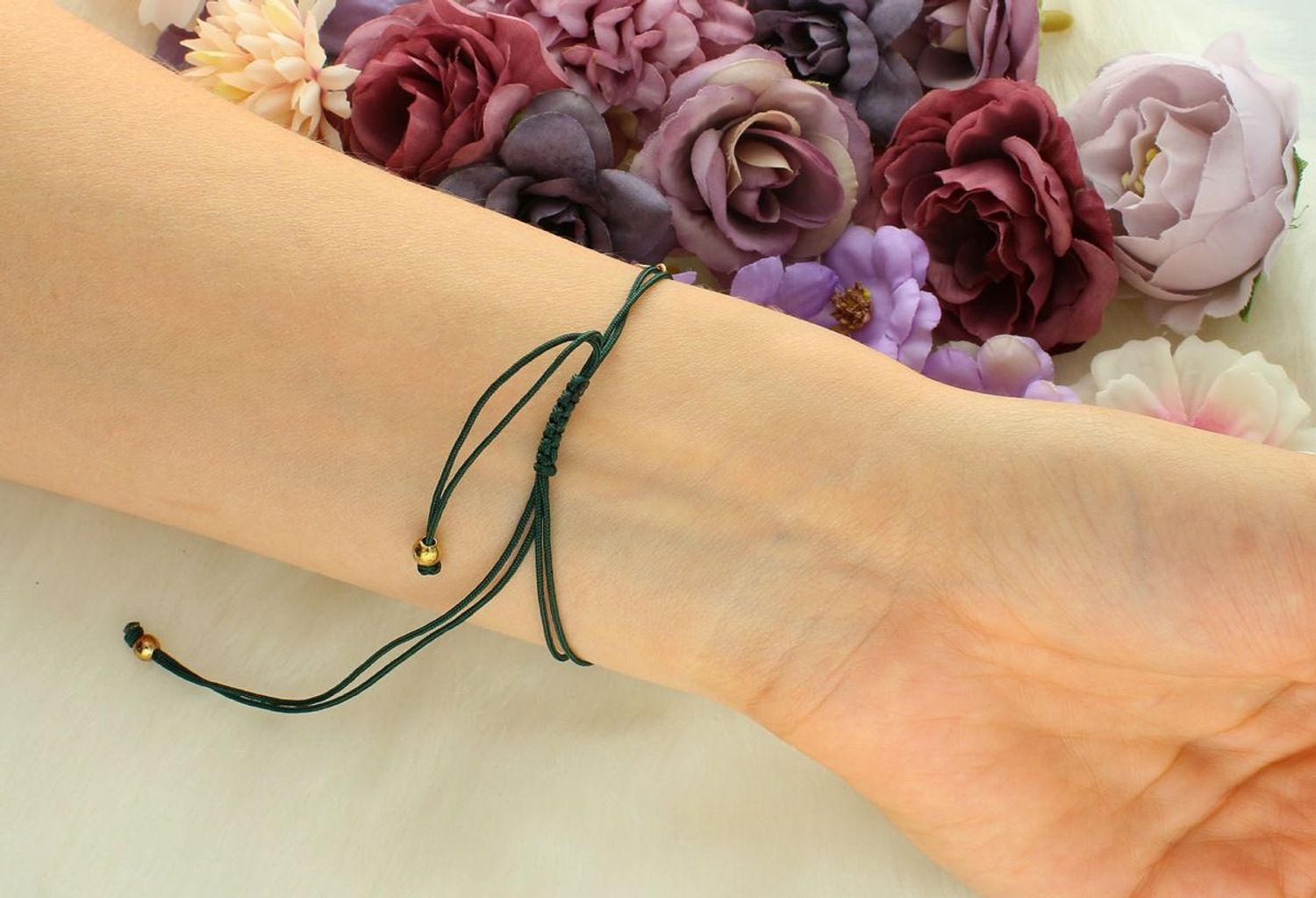Pozłacana bransoletka srebrna 925 na zielonym sznurku z zawieszką w kształcie liścia. Regulowana długość, waga 1,30 g. Stylowy i symboliczny dodatek1.jpg