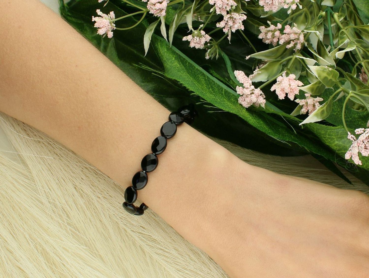 Bransoletka z czarnych fasetowanych kamieni – elastyczna, na gumce — kopia.jpg