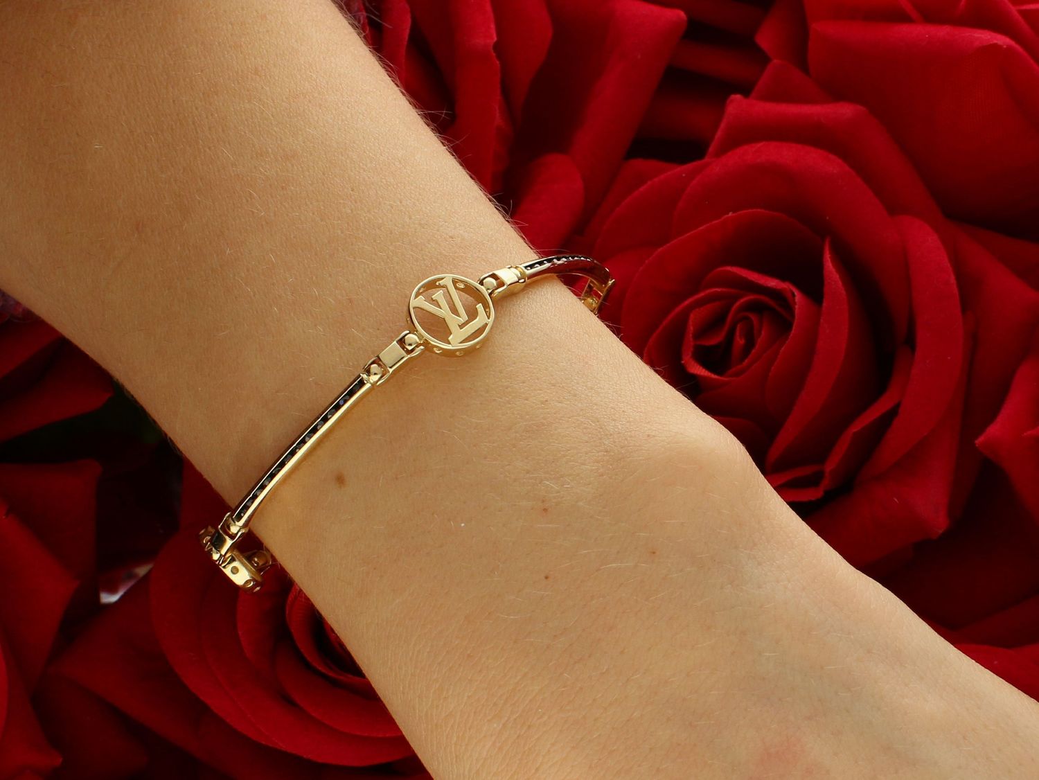 Bransoletka złota z czarną cyrkonią pr 585, DIA-BRA-11014-585 Złota bransoletka wykonana z 14 karatowego żółtego złota. Powstała z połączenia podwójnych okrągłych znaczków LV1.jpg