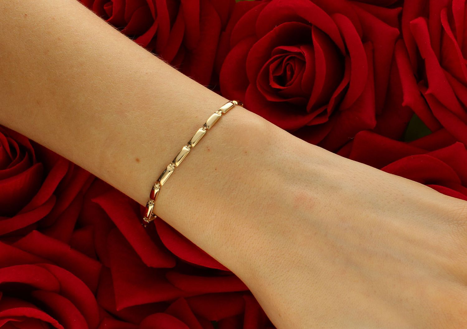 Bransoletka złota prostokątne blaszki pr 585, DIA-BRA-11058-585. Złota bransoletka złożona z blaszek to rodzaj bransoletki, który z pewnością zachwyci kobiety eleganckie, wytworne, pełne klasy. 1.jpg