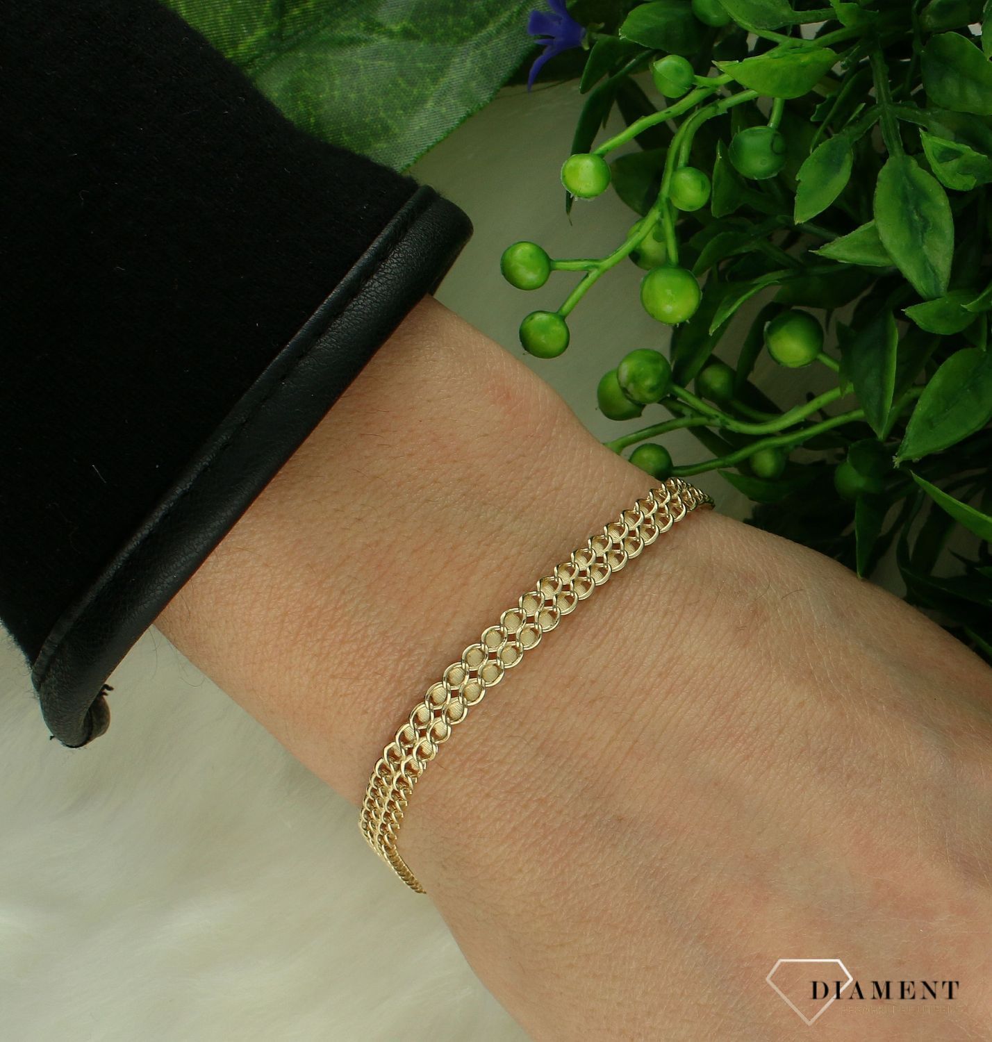 Złota bransoletka damska 585 Złota, płaska taśma DIA-BRA-11198-585. Bransoletka damska wykonana z żółtego złota próby 585. Damska bransoletka o płaskiej formie. Złota biżuteria idealna na prezent..webp