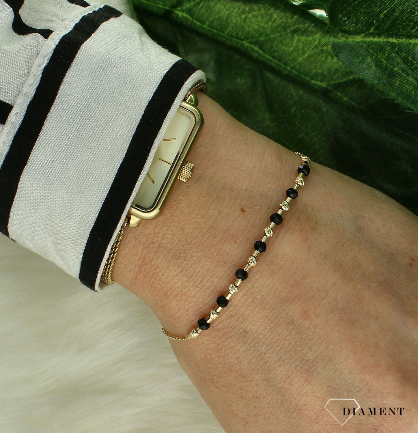 Bransoletka damska złota 585 Kulki z onyksu i złote grawerowane DIA-BRA-11214-585 (1).jpg