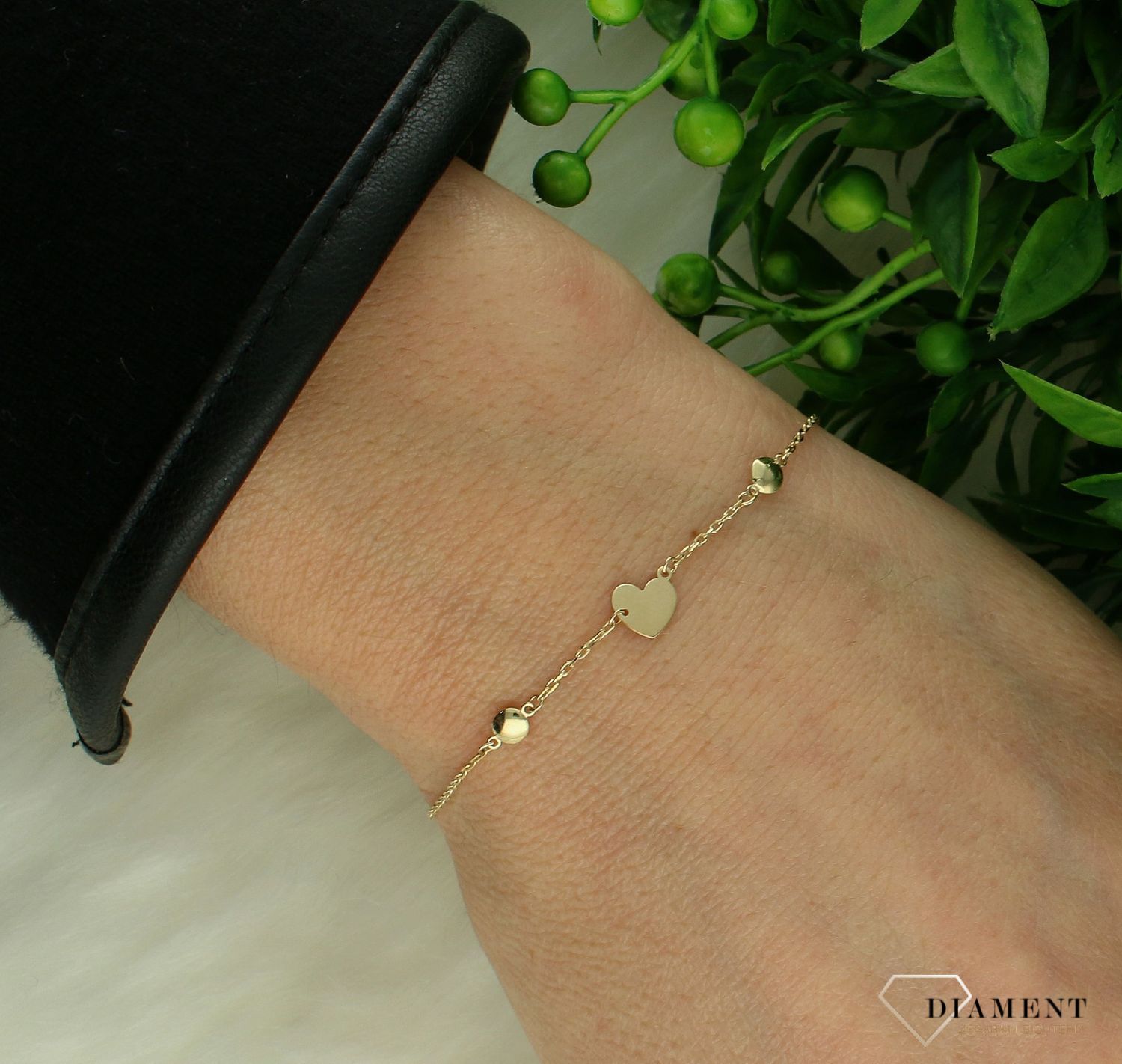 Bransoleta złota gładkie serca i kulki DIA-BRA-11238-375. Delikatna bransoleta wykonana ze złota próby 375. Bransoleta zdobiona jest dwoma gładkimi sercami i dwoma kulkami.webp
