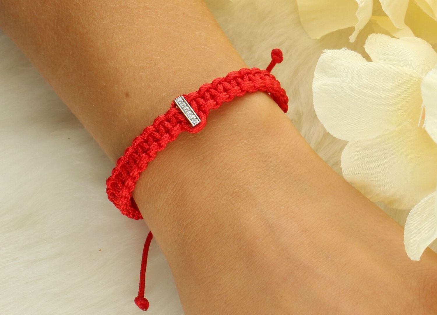 Delikatna bransoletka damska ze srebra 925 na czerwonym sznurku z zawieszką w formie patyczka zdobionego białymi cyrkoniami. Elegancka, symboliczna i stylowa.1.jpg