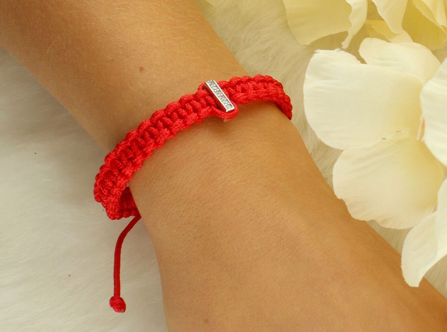 Delikatna bransoletka damska ze srebra 925 na czerwonym sznurku z zawieszką w formie patyczka zdobionego białymi cyrkoniami. Elegancka, symboliczna i stylowa.1.jpg