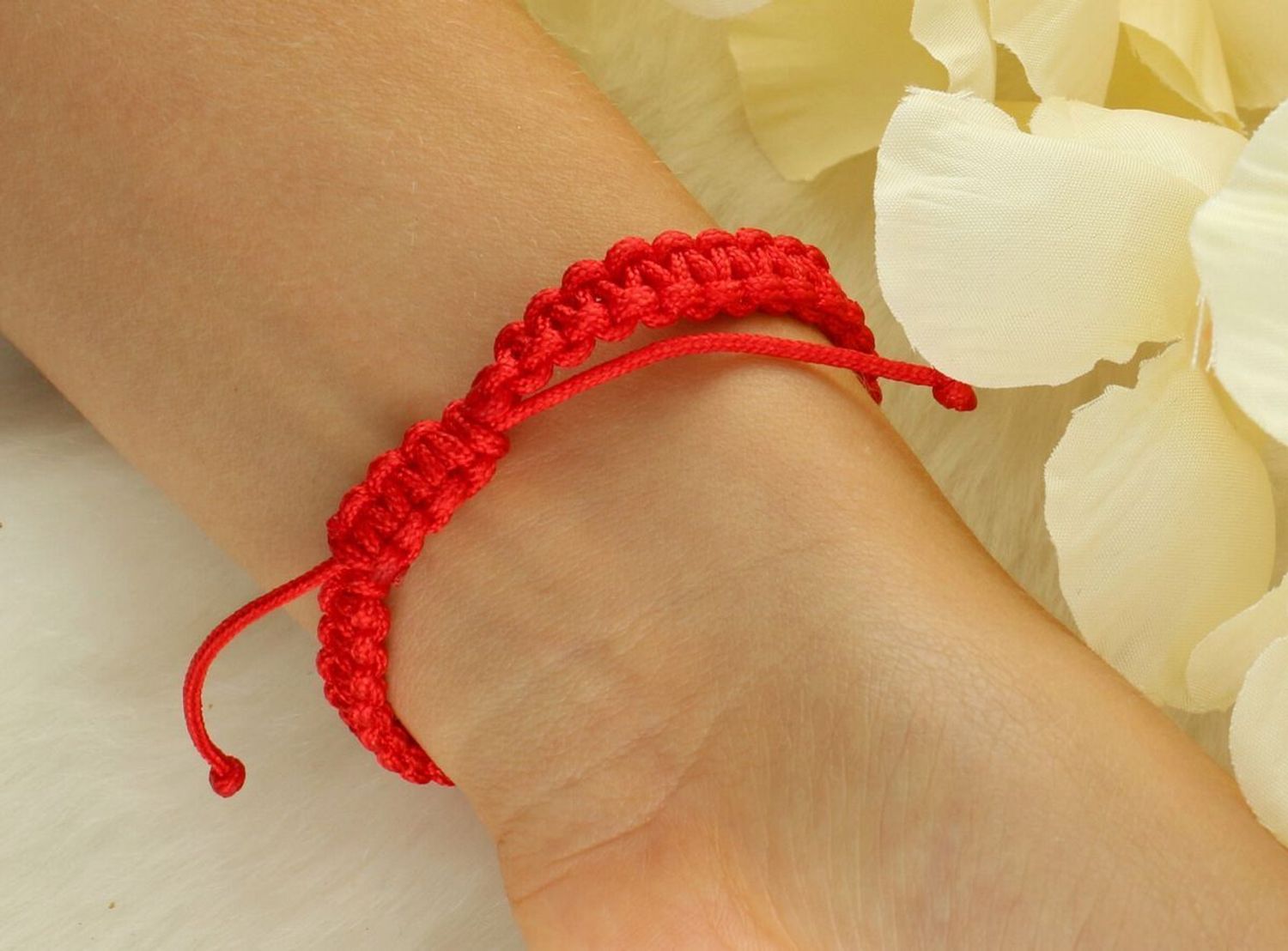 Delikatna bransoletka damska ze srebra 925 na czerwonym sznurku z zawieszką w formie patyczka zdobionego białymi cyrkoniami. Elegancka, symboliczna i stylowa.1.jpg