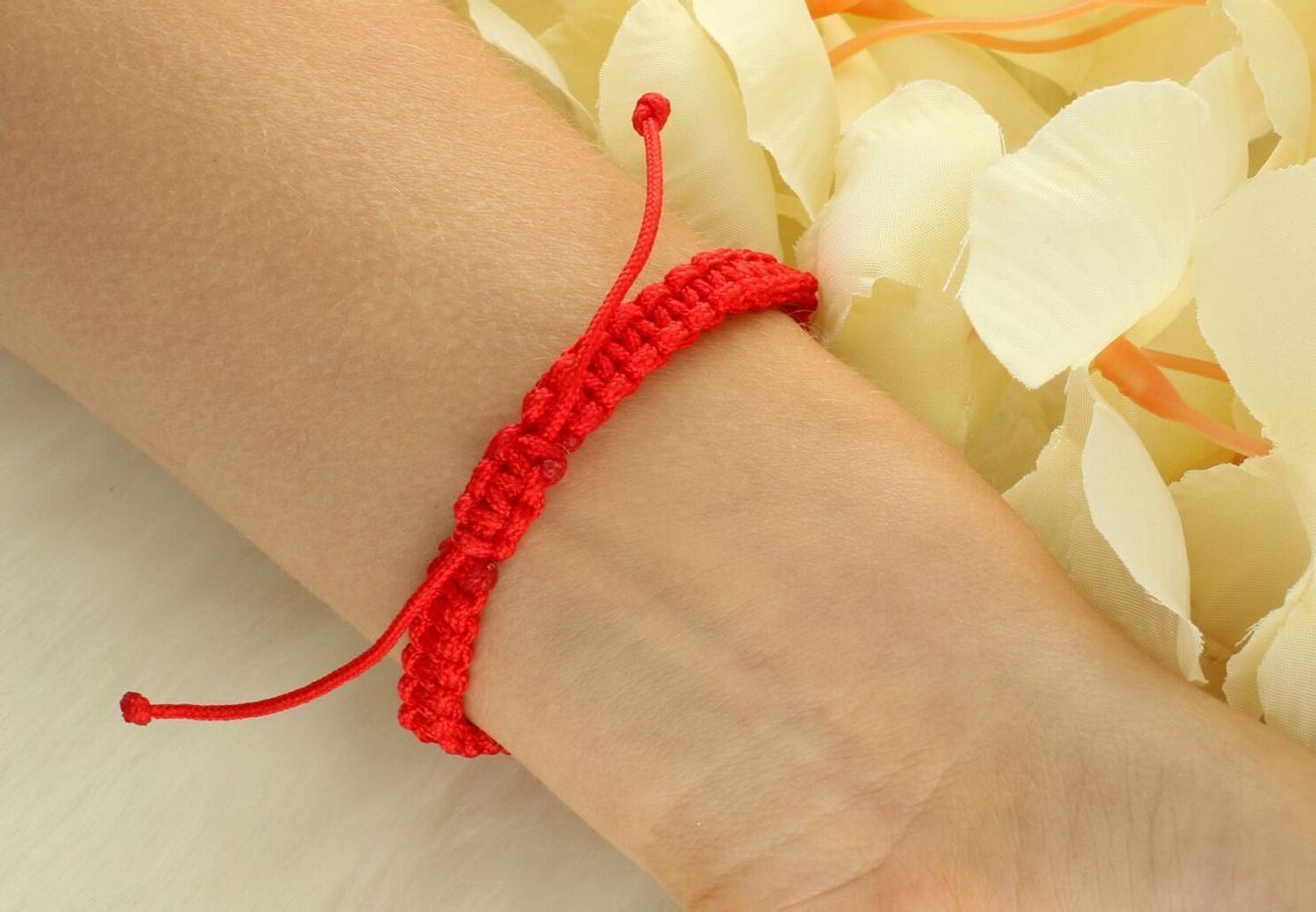 Delikatna bransoletka srebrna próby 925 z zawieszką w kształcie serduszka na czerwonym sznureczku. Model DIA-BRA-11346-925, regulowana długość, waga 2,80 g. Idealny prezent i subtelny dodatek 2.jpg