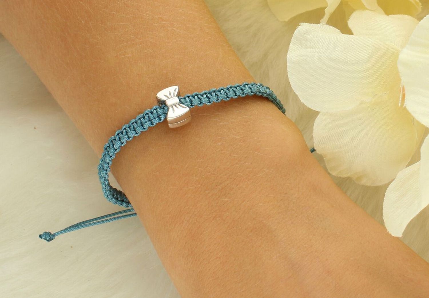 Srebrna bransoletka damska z kokardką na niebieskim sznureczku. Próba 925, delikatny motyw 1,1 × 0,6 cm. Subtelna biżuteria idealna na prezent.1.jpg