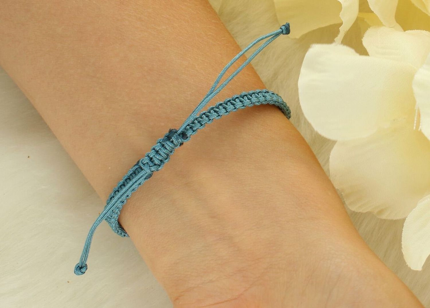 Srebrna bransoletka damska z kokardką na niebieskim sznureczku. Próba 925, delikatny motyw 1,1 × 0,6 cm. Subtelna biżuteria idealna na prezent.1.jpg