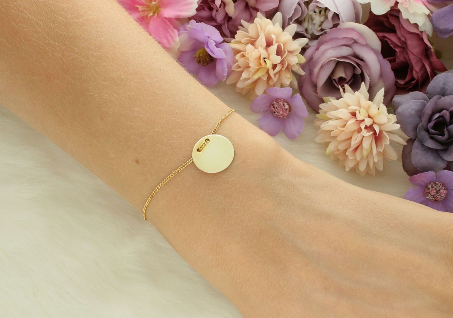 Srebrna bransoletka pozłacana próby 925 z okrągłą blaszką – celebrytka idealna na prezent. Model DIA-BRA-11465-925, długość 17 + 3 cm, zapięcie na karabińczyk. Minimalistyczna i elegancka.1.jpg