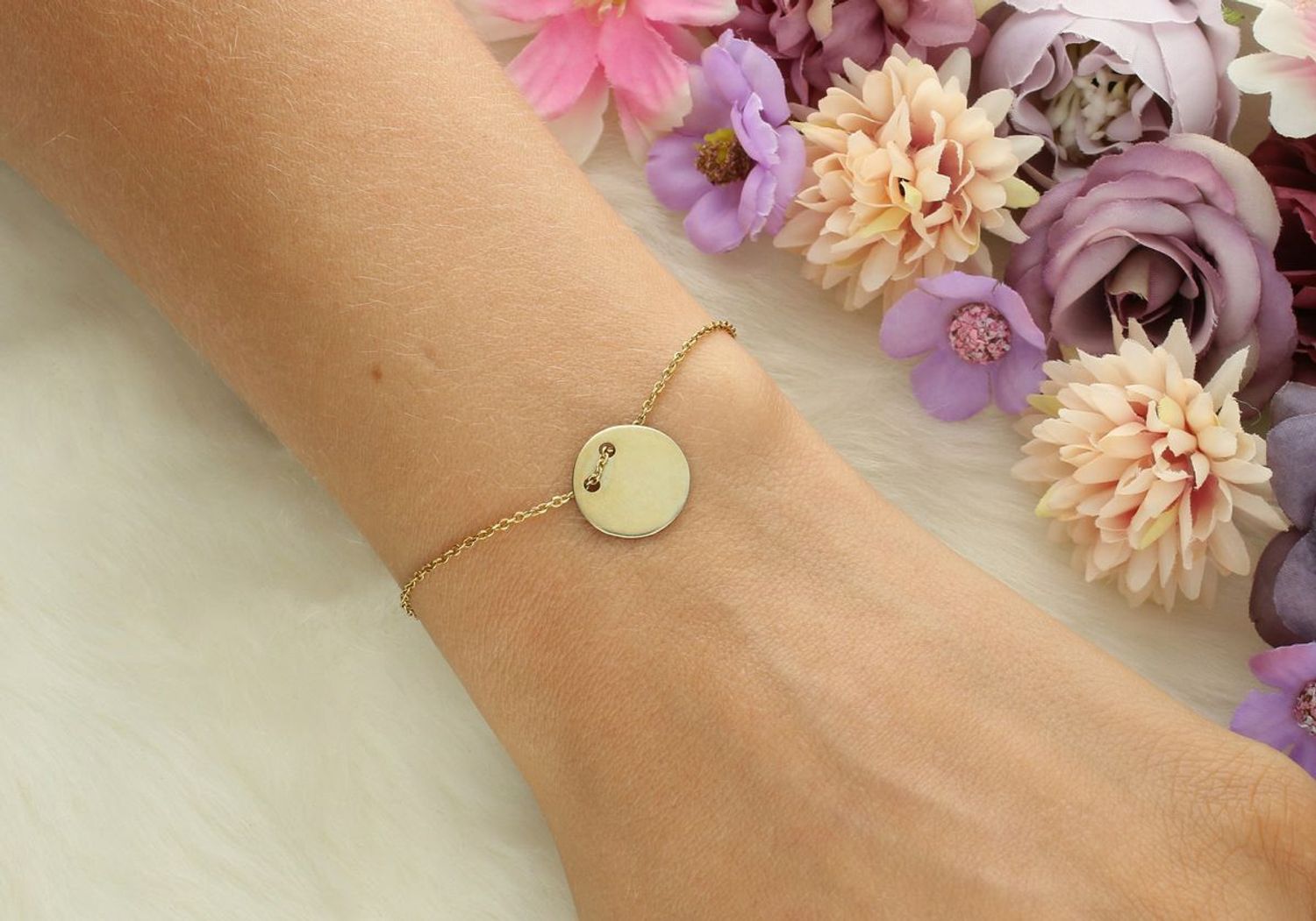 Bransoletka damska celebrytka ze srebra 925 pozłacanego, z okrągłą zawieszką (1,2 cm). Długość 17 + 4 cm, zapięcie na karabińczyk. Lekka i stylowa biżuteria na każdą okazję.11.jpg