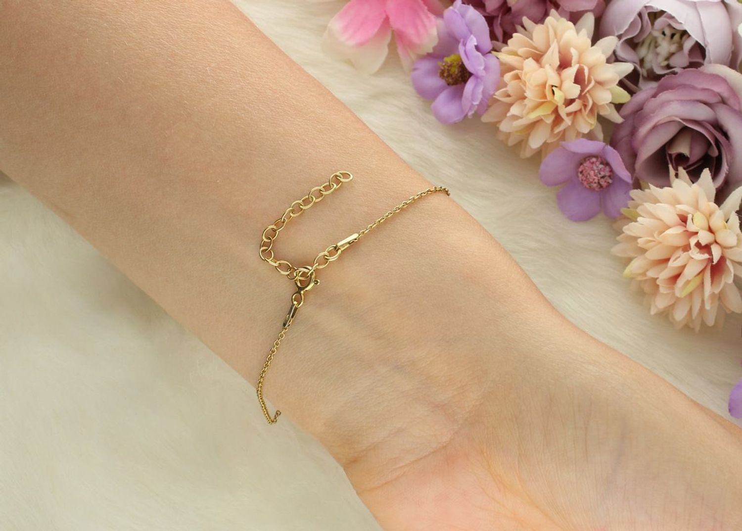 Bransoletka damska celebrytka ze srebra 925 pozłacanego, z okrągłą zawieszką (1,2 cm). Długość 17 + 4 cm, zapięcie na karabińczyk. Lekka i stylowa biżuteria na każdą okazję.11.jpg