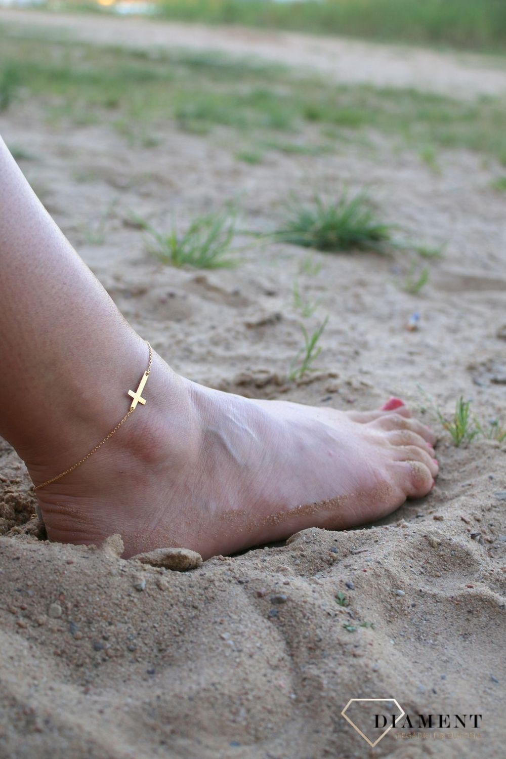 Srebrna bransoletka na nogę z krzyżykiem pozłacanavf.jpg